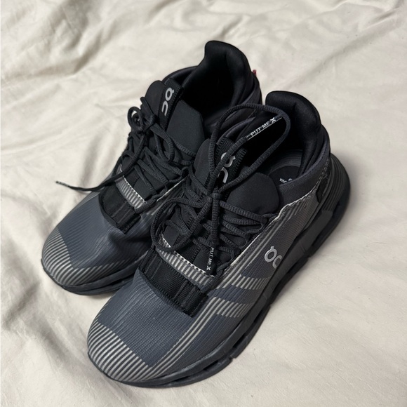 On cloudnova women’s size 7 shoes. Black - Picture 1 of 4